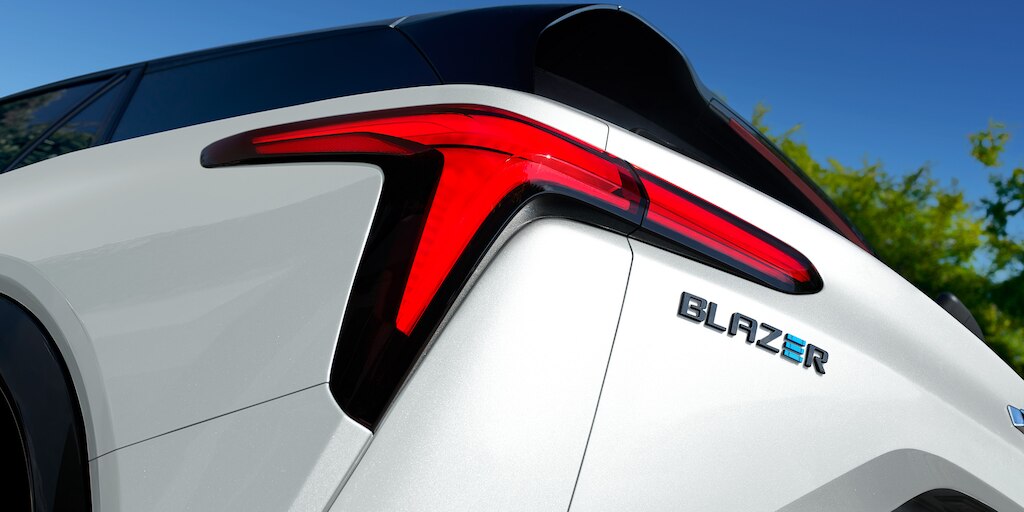 Sistema de calaveras en luz LED de Chevrolet Blazer EV 2025, camioneta SUV eléctrica